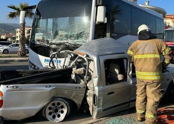 Asker ve sivil memurları taşıyan servis midibüsü ile kamyonet çarpıştı; 1 ölü, 6 yaralı