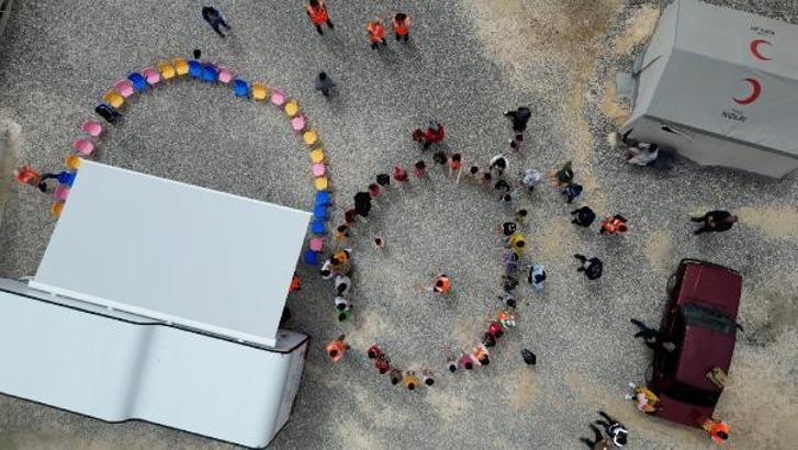 Çocuklara özel gezici araç depremin unutulan köylerine gidiyor