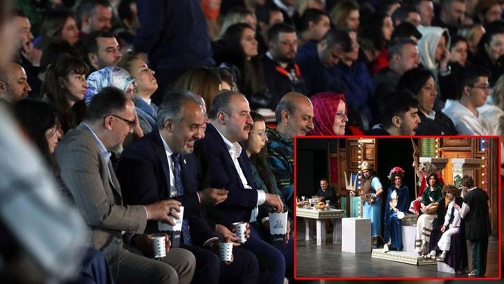 Bakan Varank, sözlerini skece konu eden Güldür Güldür Show ekibini izledi