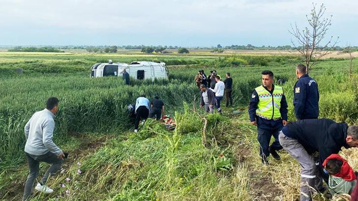Lastiği patlayan servis minibüsü takla attı; 8 yaralı