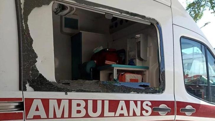 Çekiçle sağlık ekiplerine saldırıp, ambulansın camını kırdı