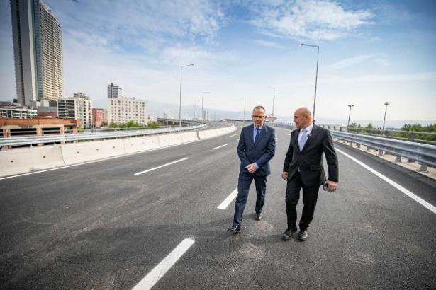 İzmir'deki iki ilçeyi kesintisiz birbirine bağlayacak projede, viyadük etabı hizmete açıldı