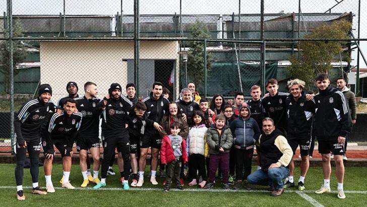 Down sendromlu çocuklar Beşiktaş antrenmanını ziyaret etti