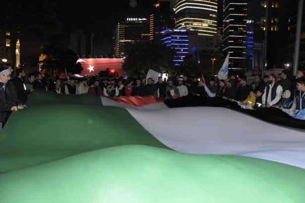 Gazze’ye yapılan saldırılara karşı İsrail Konsolosluğu önünde eylem yapıldı