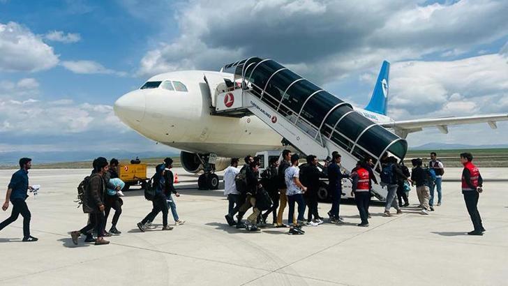 Afganistan uyruklu 227 kaçak göçmen ülkelerine gönderildi