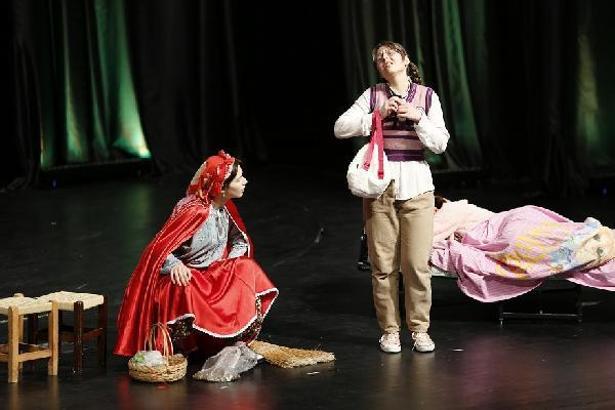 Başakşehir’de sahnenin genç yıldızları ödüllerini aldı