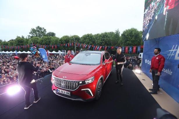 Özcan Deniz, Togg'la sahneye çıktı