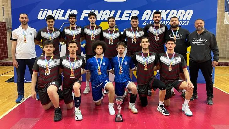 Beykoz Üniversitesi Erkek Voleybol Takımı’ndan çifte şampiyonluk