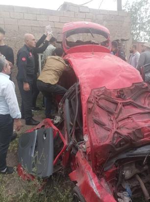 Batman'da otomobil şantiye girişindeki kulübeye çarptı: 2 yaralı