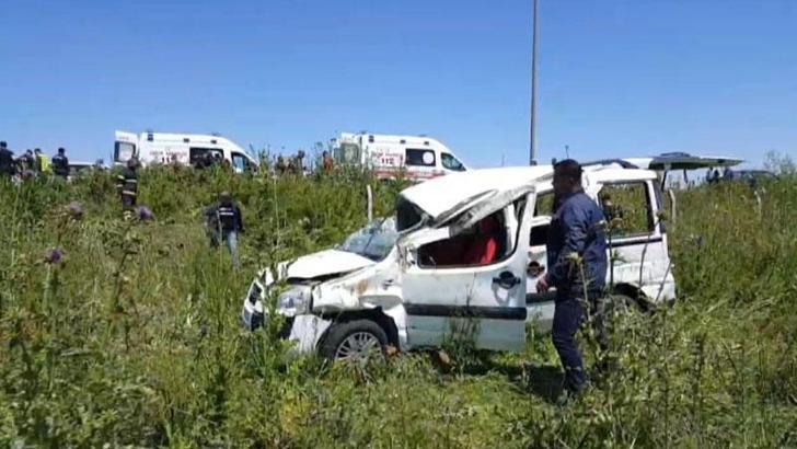 Tarlaya devrilen araçtaki 6 kişi yaralandı