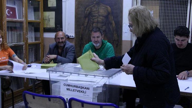 İstanbul'da 30 bin 803 sandıkta oy verme işlemi başladı