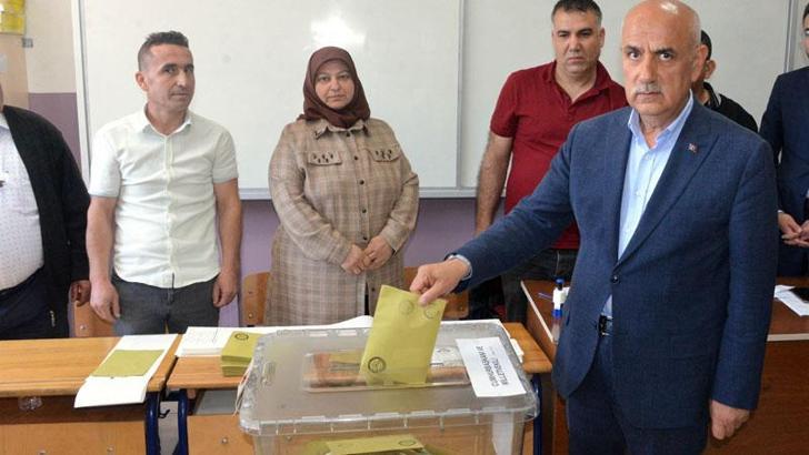 Bakan Kirişci, oyunu 51 yıl önce mezun olduğu okulda kullandı