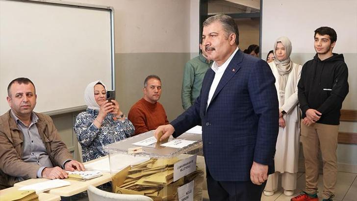 Sağlık Bakanı Fahrettin Koca oyunu Üsküdar'da kullandı