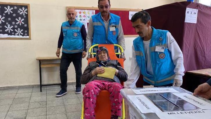 Engelli, yaşlı ve hasta seçmenler için 'araç' seferberliği