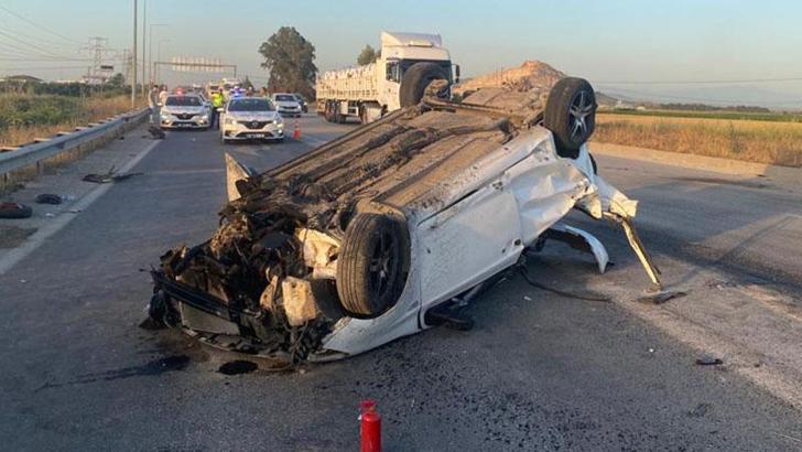 Patlayan lastik yerinden koptu; 3 otomobilin karıştığı kazada 5 yaralı