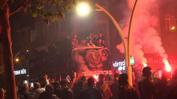 Çorum FK'da yönetim ve futbolcular üstü açık otobüsle şehir turu attı