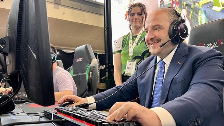 Bakan Varank, E-Spor turnuvasında gençlerle buluştu