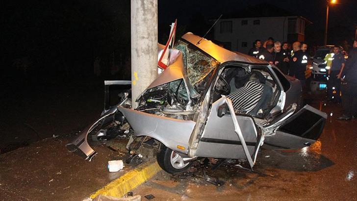 Otomobil, aydınlatma direğine çarptı: 2 yaralı