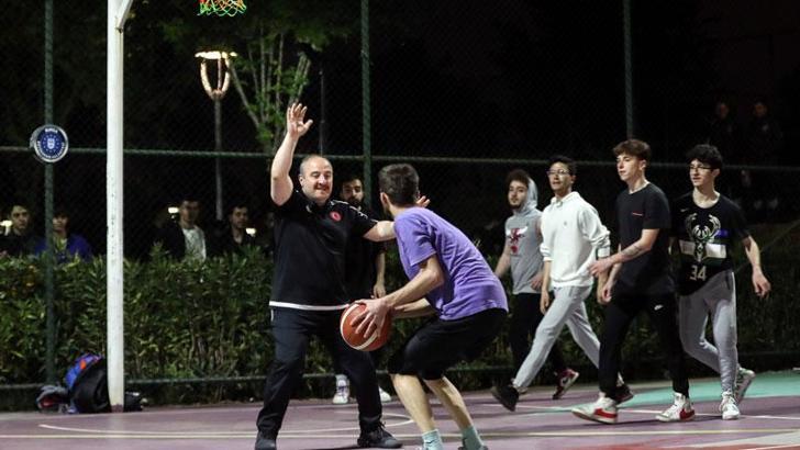 Bakan Varank, gençlerle basketbol oynadı