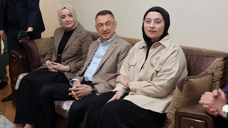 Fuat Oktay, 248'inci saatte enkazdan kurtarılan Aleyna'yı ziyaret etti