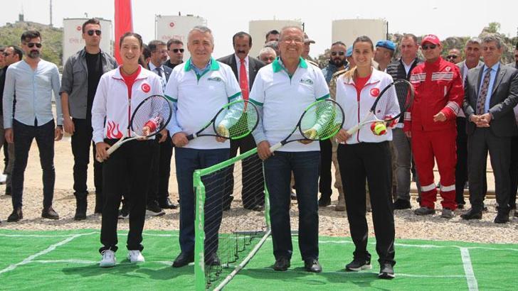 Gabar Dağı'ndaki petrol sahasında milli tenisçilerden gösteri maçı