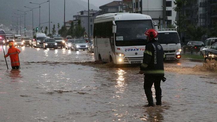 Denizli'de sağanak yağış etkili oldu