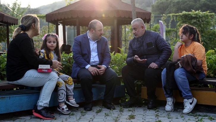 Bakan Varank, depremzedelerle buluştu