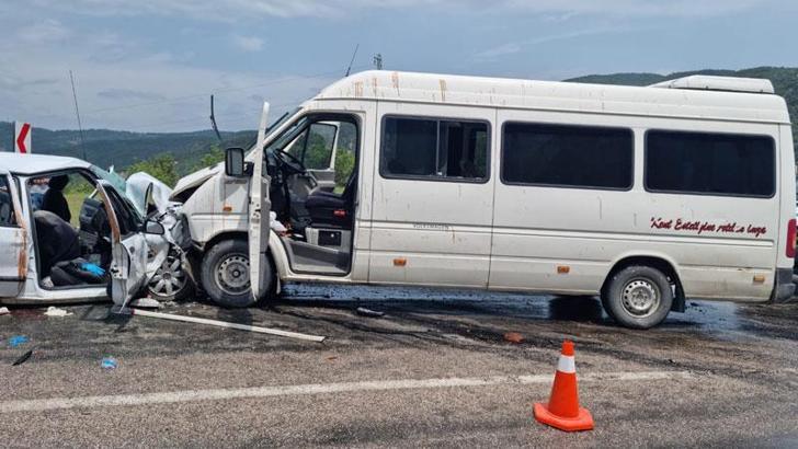 Öğrenci servisi ile otomobil çarpıştı: 1 ölü, 11 yaralı