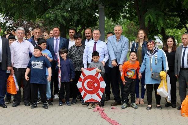 Turgutlu'da otistik çocuklar uçurtma şenliğinde gönüllerince eğlendi