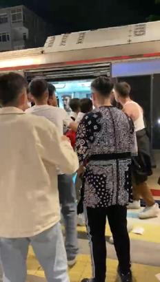 Marmaray'da iki grup arasında çıkan kavga kamerada
