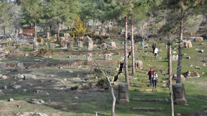 Depreme ayakta kalan 3 bin yıllık heykellere 1800 ziyaretçi