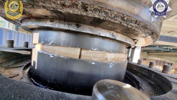 Makinenin içine gizlenmiş 300 kilodan fazla uyuşturucu madde ele geçirildi