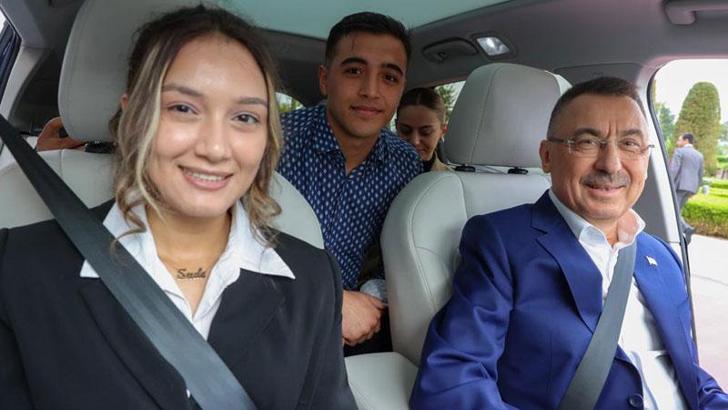 Fuat Oktay, gençlere Togg deneyimi yaşattı