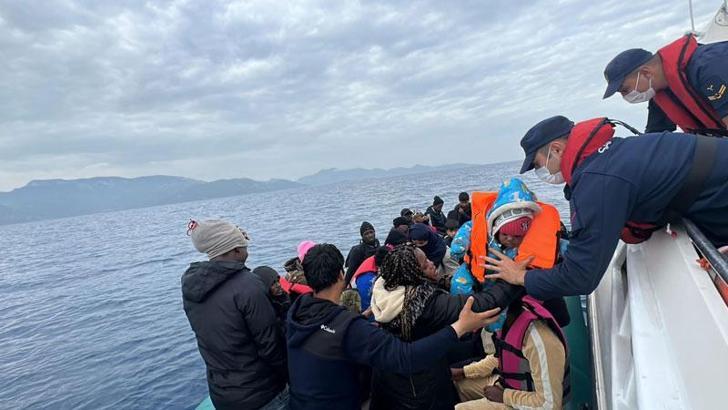 Bodrum açıklarında lastik bottaki 30 kaçak göçmen kurtarıldı