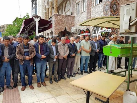 Kazada ölen sağlıkçı çift ve kızları son yolculuklarına uğurlandı