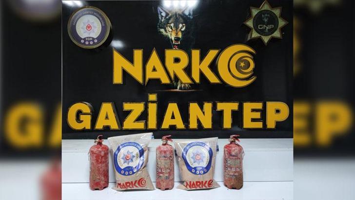 Otomobildeki yangın tüplerinden eroin çıktı