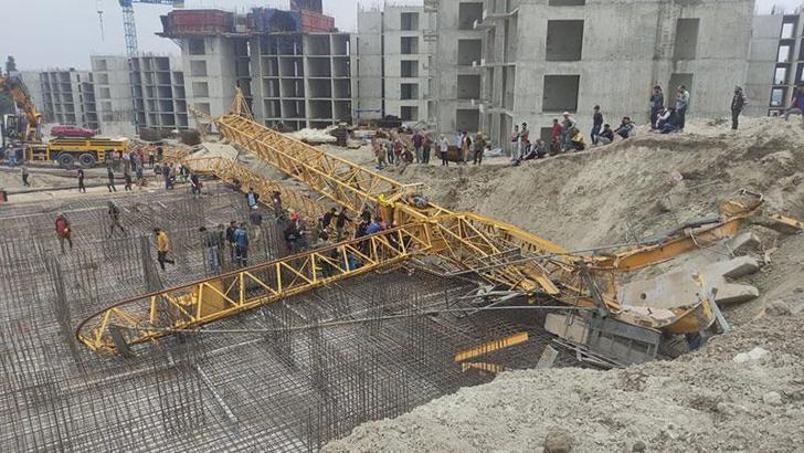 İnşaatta devrilen kule vincin operatörü yaralandı
