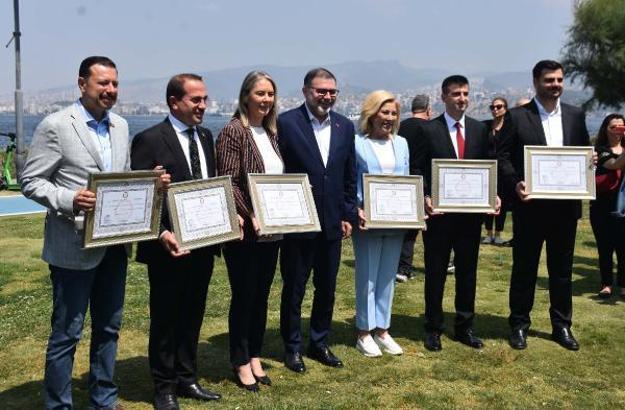 AK Partili İzmir milletvekilleri mazbatalarını aldı