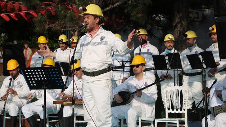 Madenci korosu konser verdi