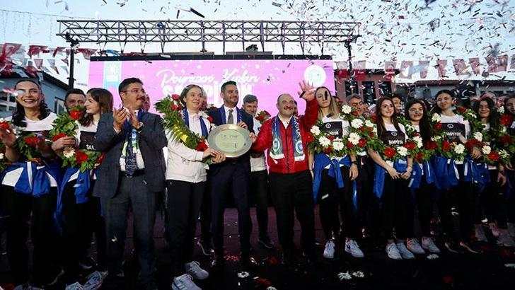 Bakan Varank, 'Poyrazın Kızları'nın şampiyonluk kutlamalarına katıldı