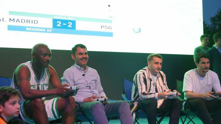 Bakan Kurum, Çekmeköy'de ünlü futbolcularla bir araya geldi