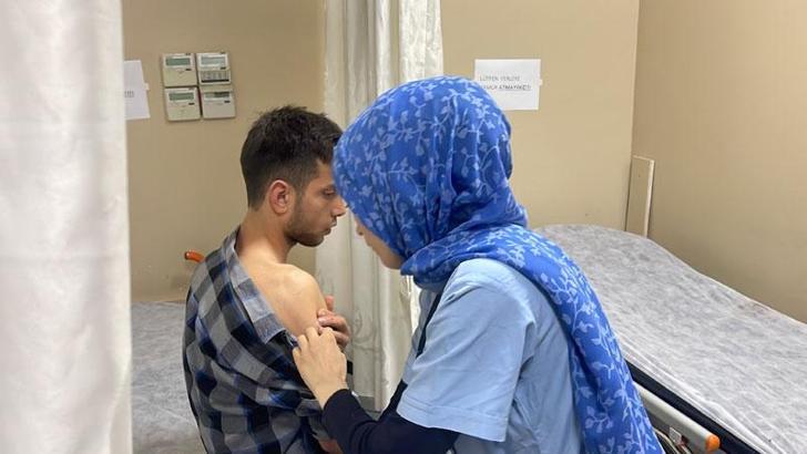 Otobüs beklerken köpeklerin saldırısına uğrayan üniversiteli yaralandı