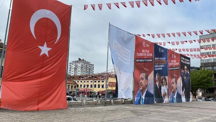 Üzerinde Cumhurbaşkanı Erdoğan’ın olduğu afişleri yakan şüpheli gözaltına alındı