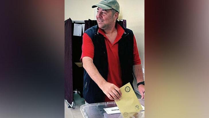 Ata Demirer, Bozcaada'da oy kullandı