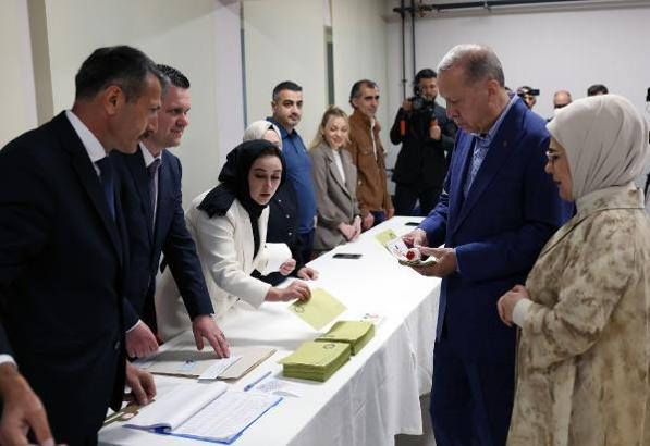 /fotoğraflarla yeniden/ Cumhurbaşkanı Erdoğan oyunu kullandı