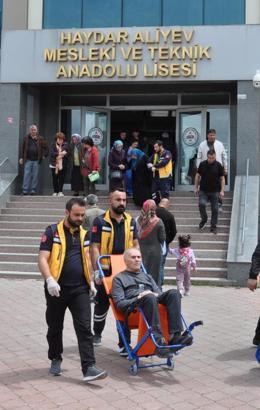 Hasta ve felçli çift, ambulansla götürüldükleri okulda oylarını kullandı