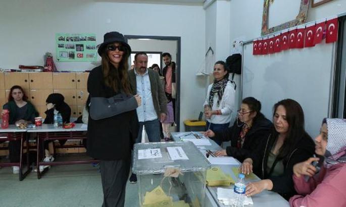 Oyuncu Dilan Çiçek Deniz oy kullandı