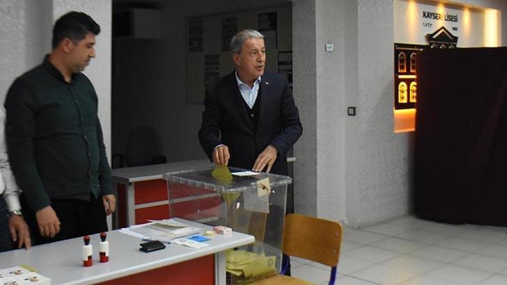 Bakan Akar: Sonucun büyük ve güçlü Türkiye için hayırlı olmasını diliyorum