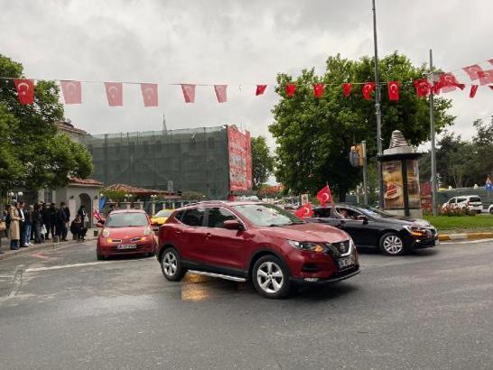 Kasımpaşa'da seçim sonuçları kutlanıyor