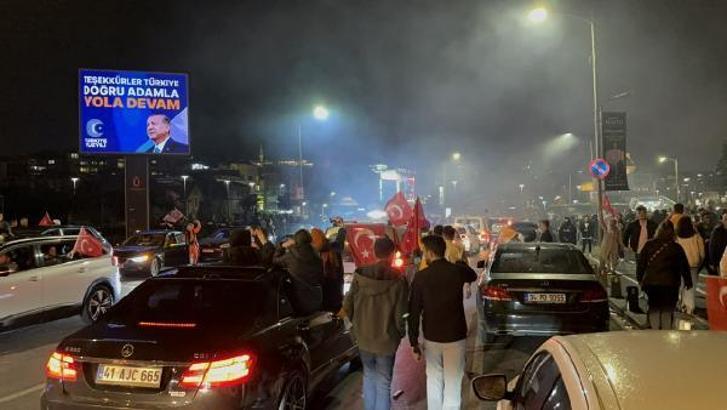 Üsküdar’da seçim kutlamaları